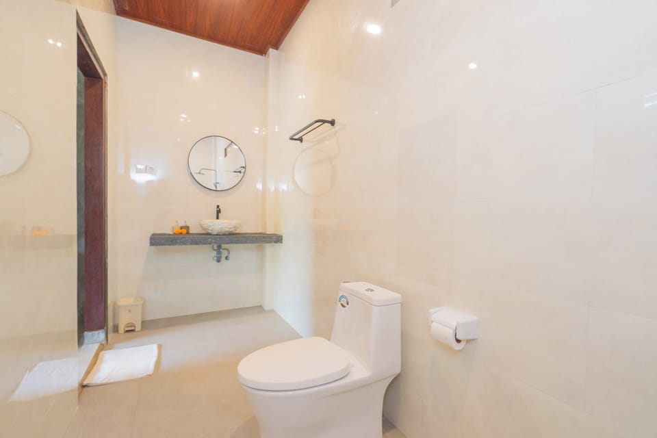 Deluxe Room, 1 Bedroom | Bathroom | Shower, free toiletries, hair dryer, towels