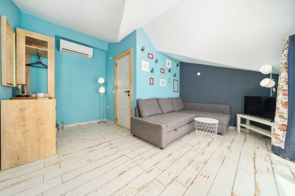 Standard Studio Suite, Partial Sea View | 1 bedroom, in-room safe, desk, free WiFi