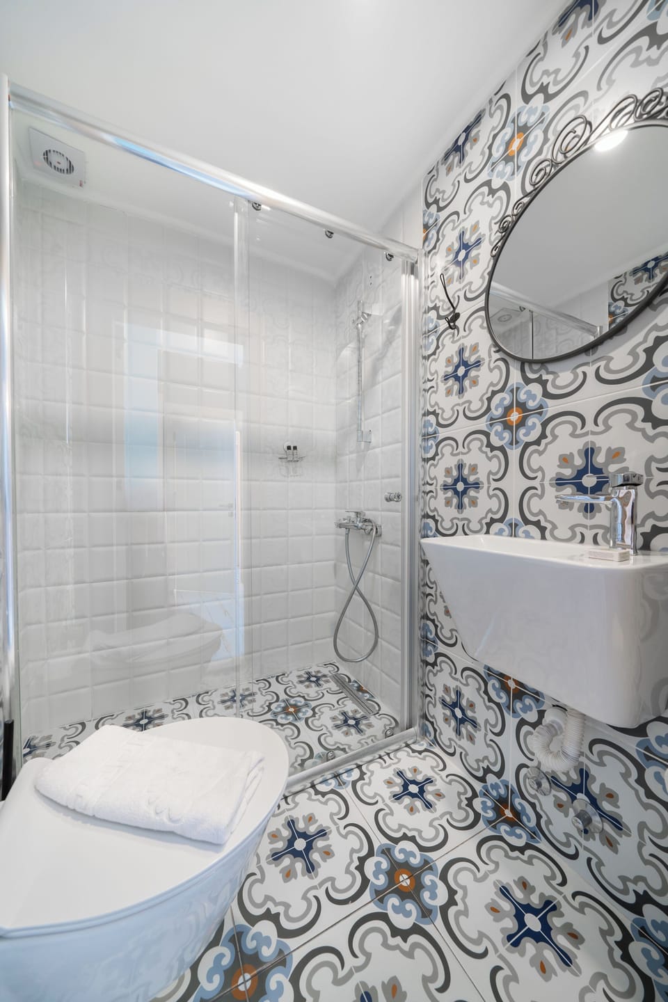 Shower, hydromassage showerhead, free toiletries, hair dryer