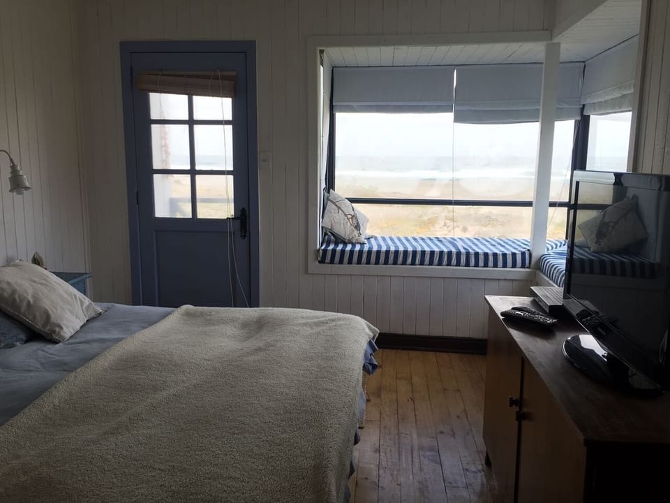 preciosa casa en pichilemu vista al mar