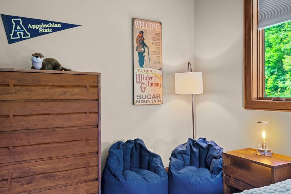 Guest Bedroom--- Queen Size Bed, TV