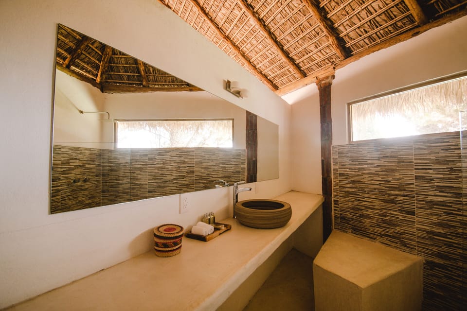 Habitacion Coral | Bathroom | Shower, hair dryer, towels
