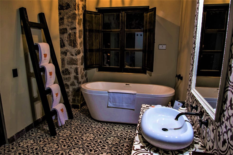 Comfort Studio Suite | Bathroom | Shower, hair dryer, towels, soap