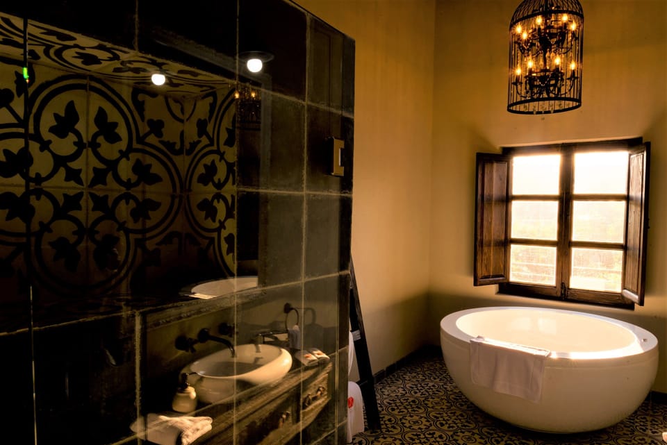 Superior Studio Suite, 2 Queen Beds | Deep soaking bathtub
