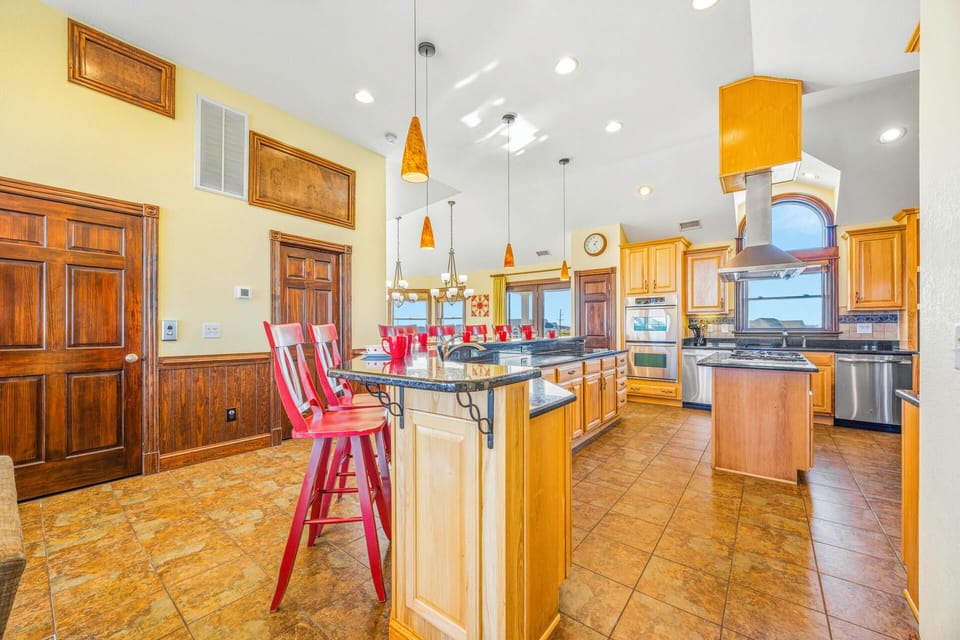 Gather around this spacious kitchen island where your group can cook and connect over meals in this chef-inspired space.