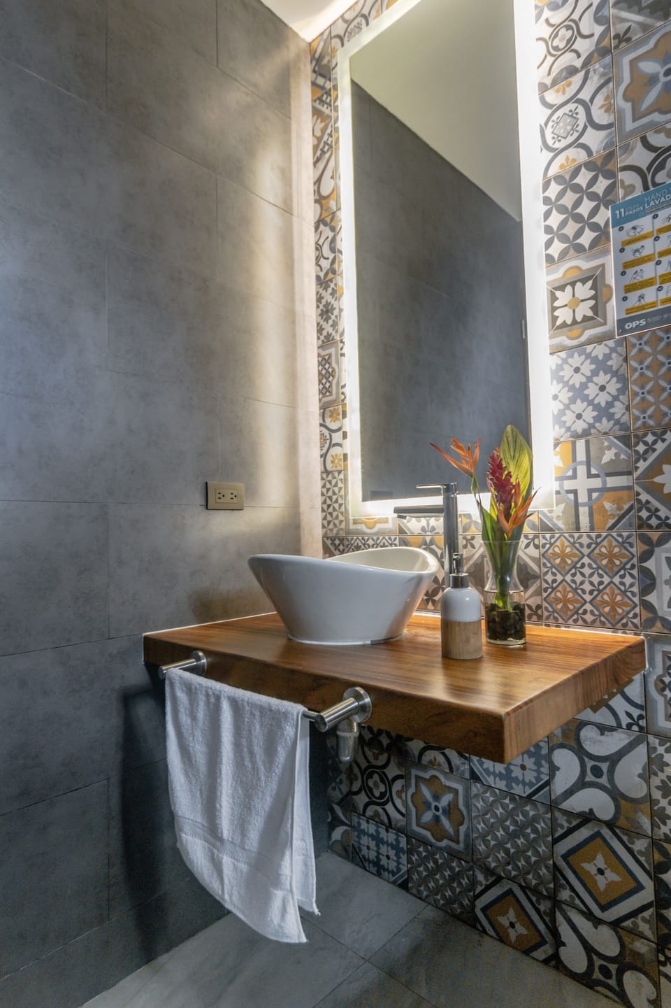 Deluxe Single Room, 1 King Bed, Sea View | Bathroom | Shower, rainfall showerhead, eco-friendly toiletries, towels