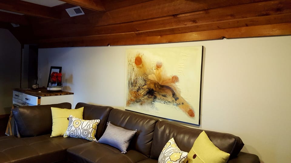 Great room w wood floors, fireplace, dining area/kitchen, flat screen TV