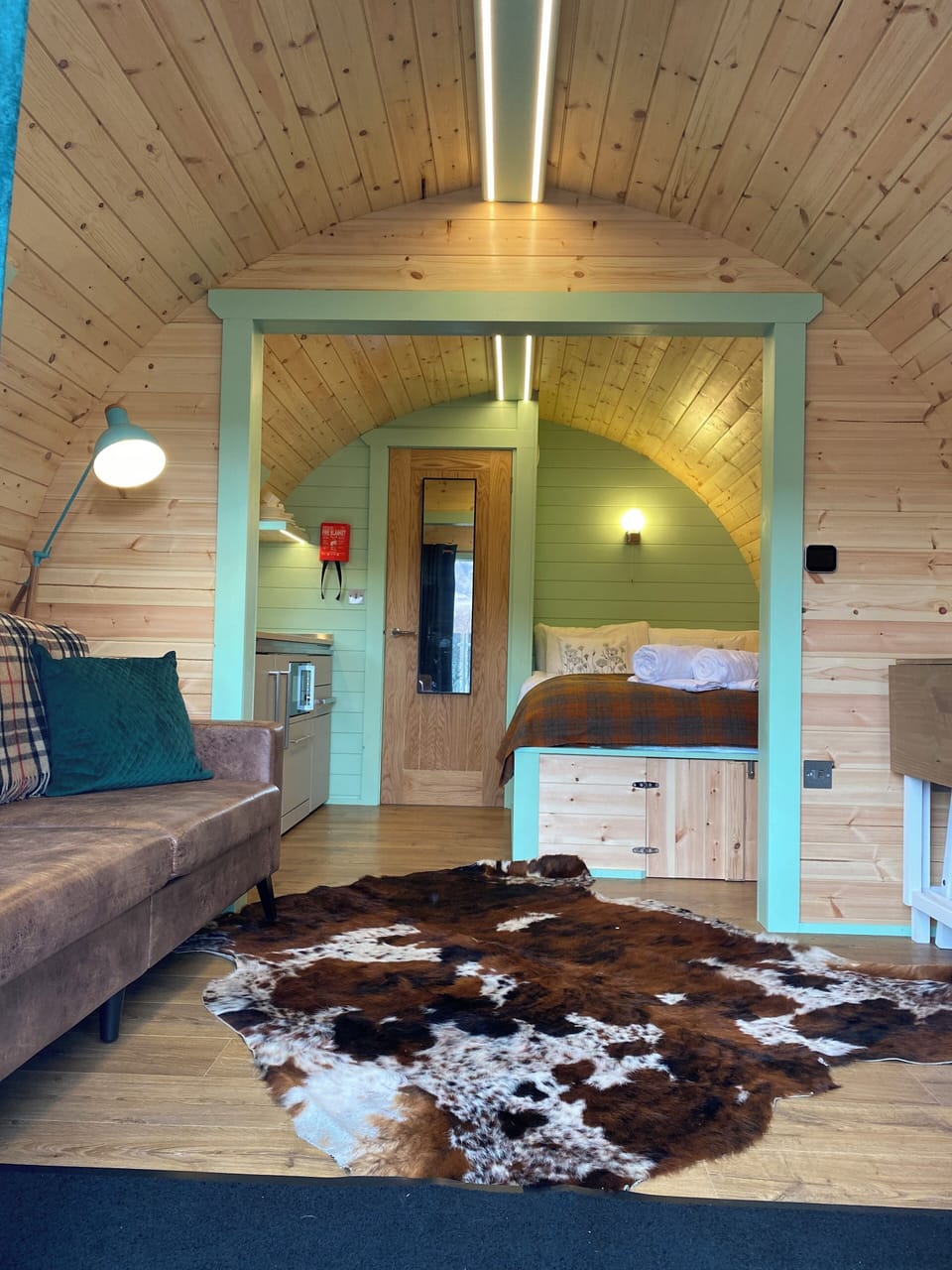 Iron/ironing board, bed sheets