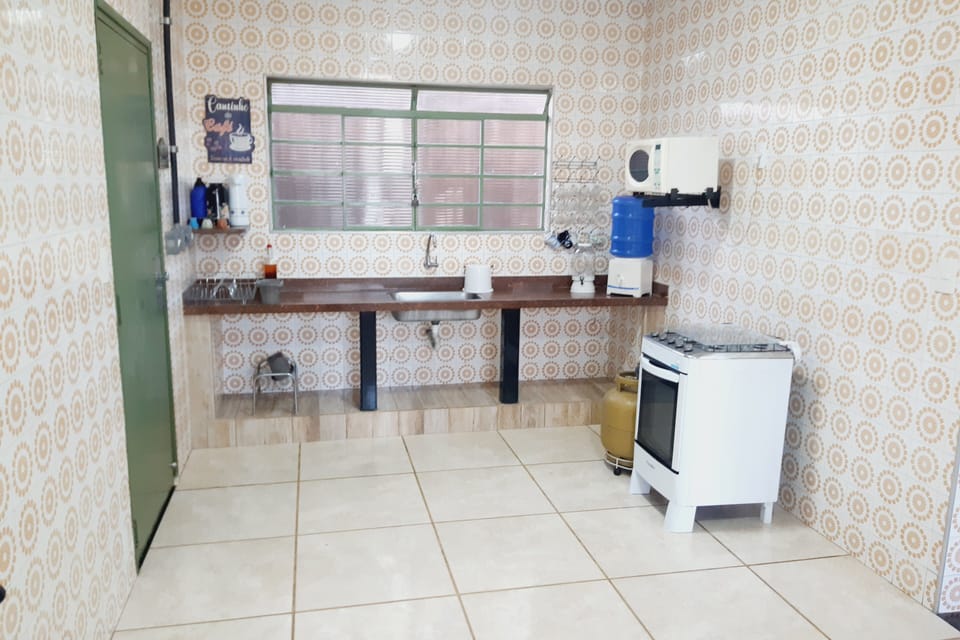 City Cottage, Multiple Beds, Pets Allowed | Private kitchen | Fridge, microwave, oven, griddle