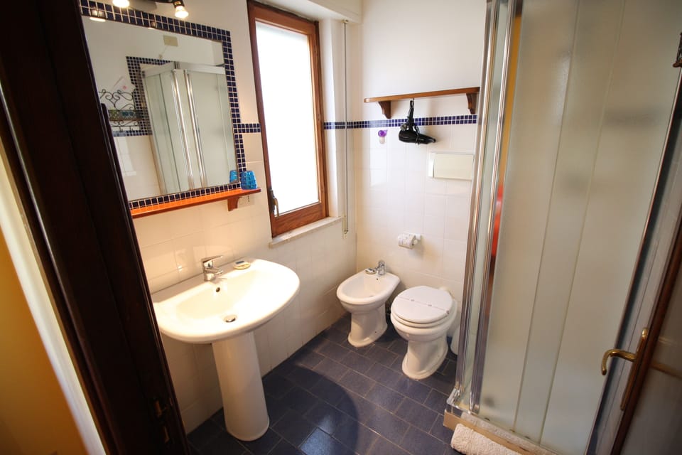 Comfort Triple Room | Bathroom | Shower, hair dryer, bidet, towels