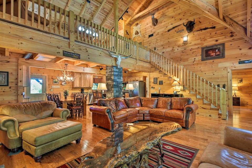 Living Room | Central A/C & Heating | Free WiFi