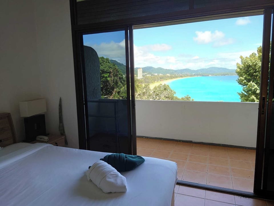 Deluxe Beachfront Room | In-room safe, blackout drapes, free WiFi, bed sheets