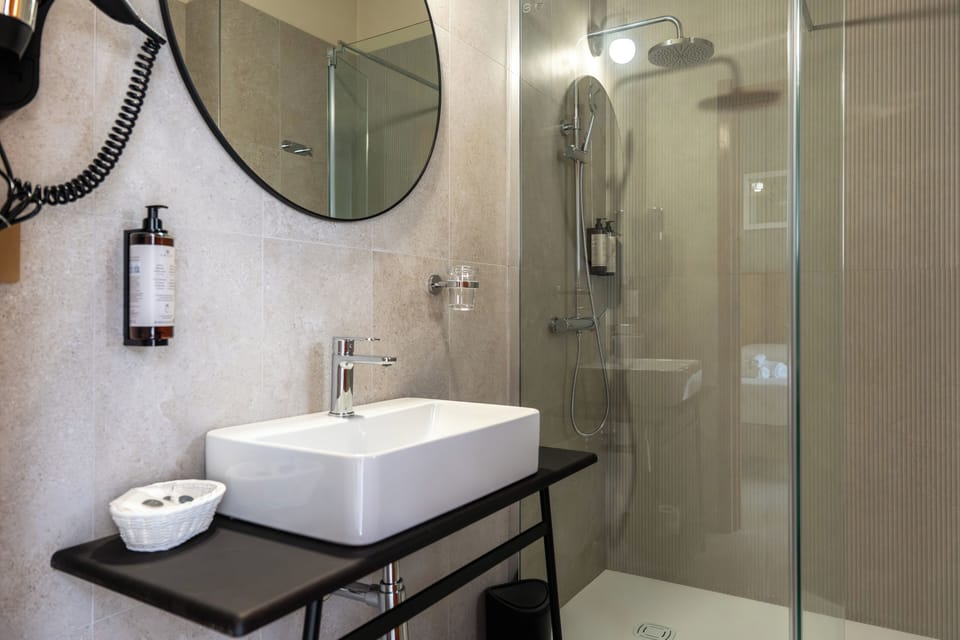 Double or Twin Room, Balcony | Bathroom | Shower, hair dryer, bidet, towels
