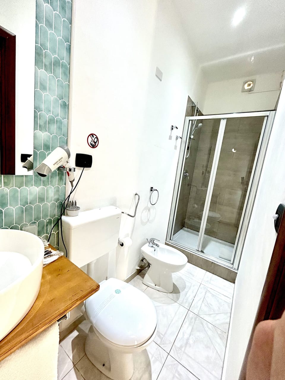 Deluxe Double Room | Bathroom | Shower, rainfall showerhead, free toiletries, hair dryer