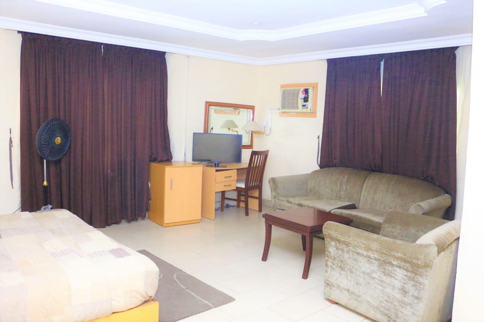 Executive Suite | In-room safe, desk, blackout drapes, bed sheets