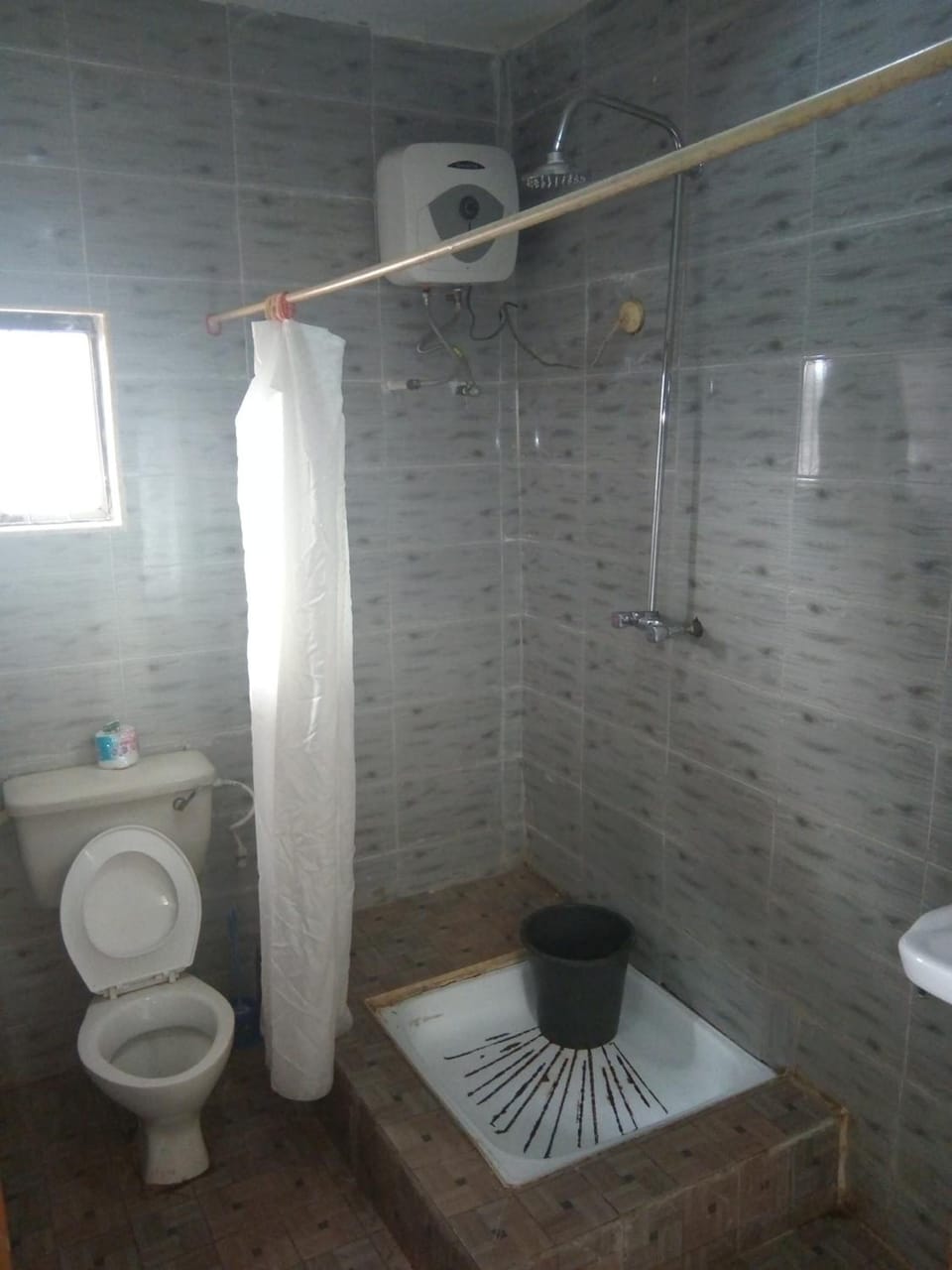 Combined shower/tub, towels, soap, toilet paper