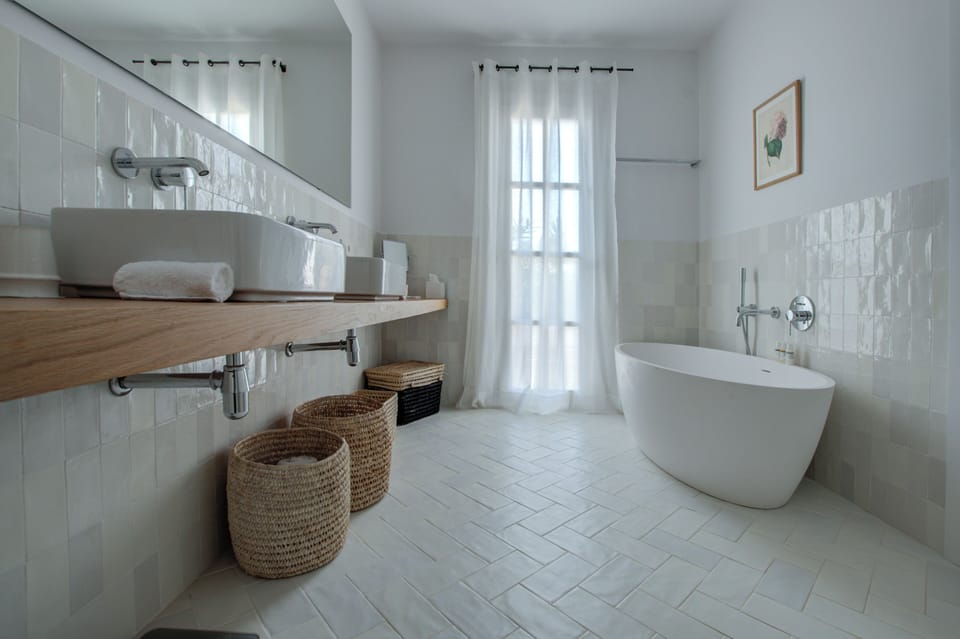 Santa Ponsa Junior Suite Duplex | Bathroom | Combined shower/tub, free toiletries, bathrobes, slippers