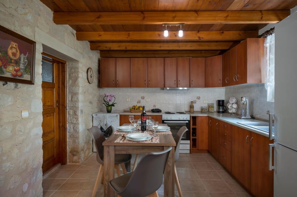 Traditional House | Private kitchen | Full-size fridge, oven, stovetop, coffee/tea maker