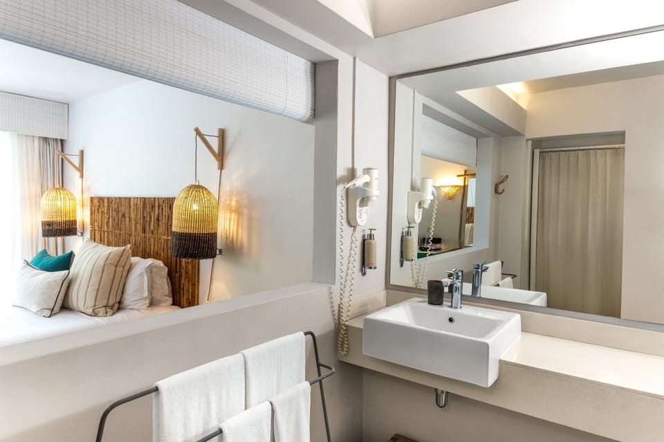 Premium bedding, minibar (some free items), in-room safe, WiFi (free)