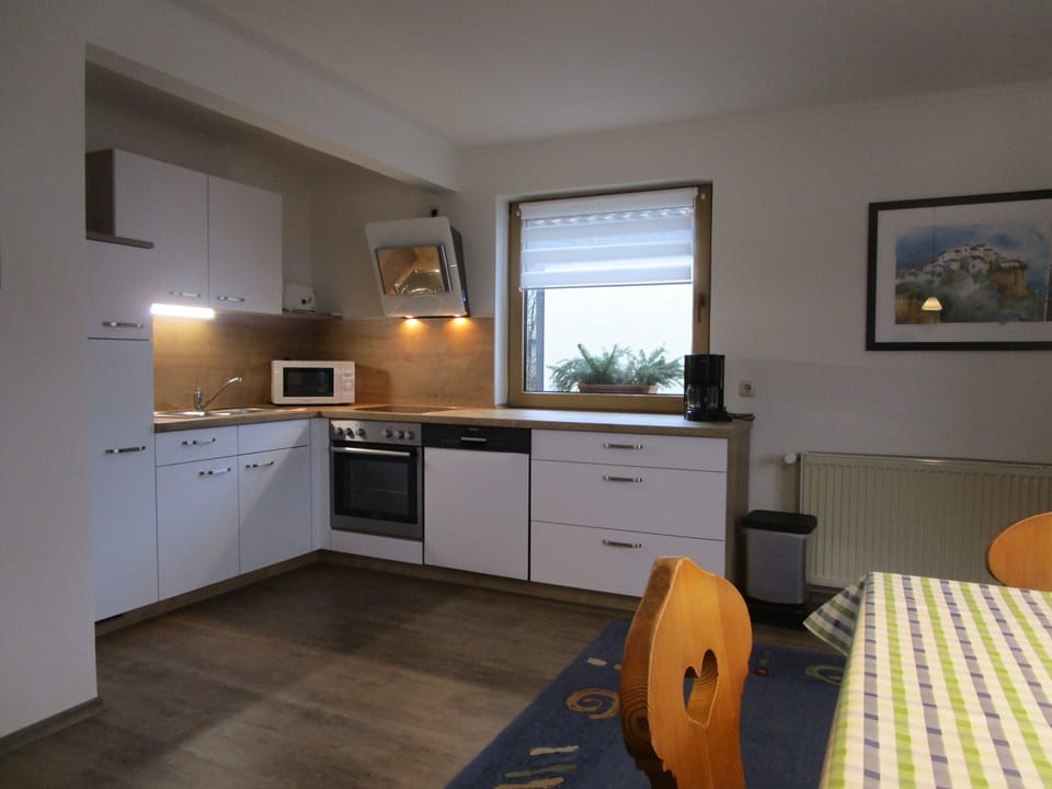 Apartment (OSSER) | Private kitchen | Full-size fridge, microwave, oven, stovetop