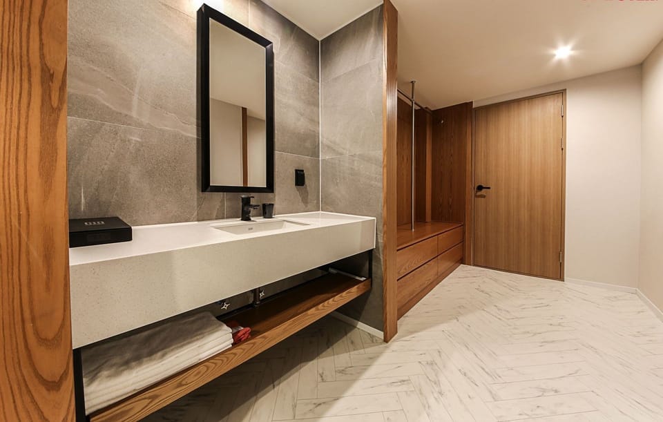 Suite | Bathroom | Combined shower/tub, deep soaking tub, free toiletries, hair dryer