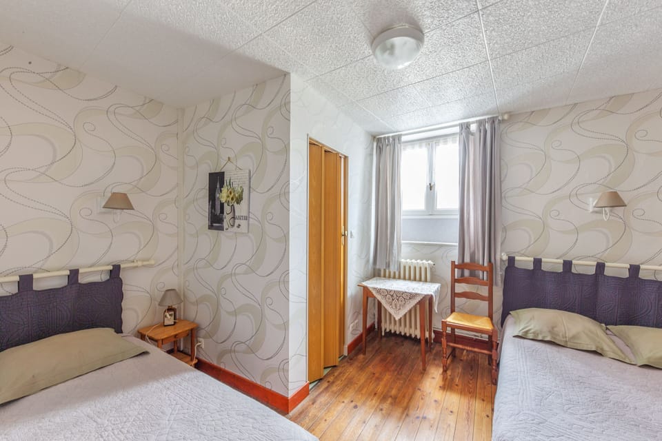Triple Room | Free WiFi, bed sheets