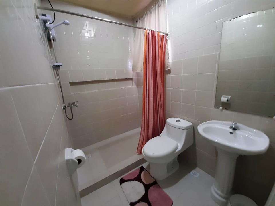 Standard Quadruple Room | Bathroom | Shower, free toiletries, bidet, towels