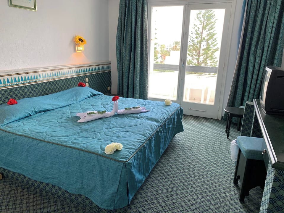 Triple Room | Desk, blackout drapes, free cribs/infant beds, bed sheets