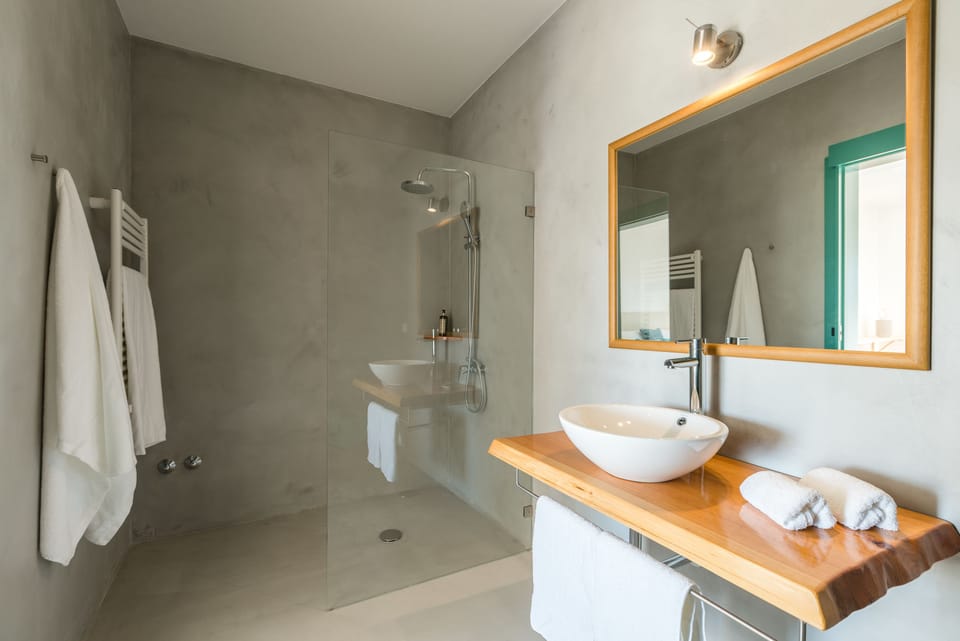 Suite, Garden View | Bathroom | Shower, rainfall showerhead, free toiletries, hair dryer
