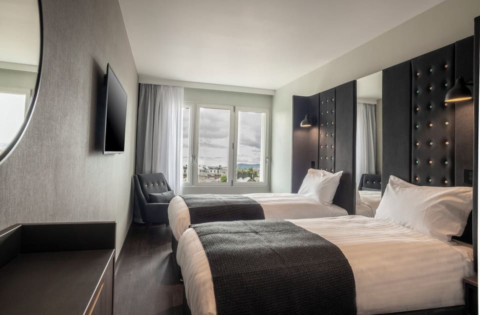 Cosy Twin with Window | Pillowtop beds, in-room safe, desk, laptop workspace