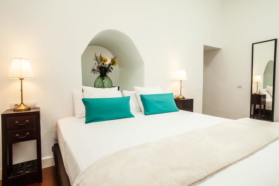 Suite | Memory foam beds, desk, soundproofing, WiFi (free)