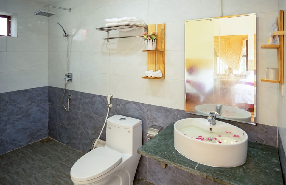 Panoramic Quadruple Room | Bathroom | Shower, free toiletries, hair dryer, slippers