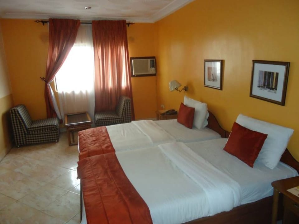 Business Suite | Desk, blackout drapes, free WiFi, bed sheets