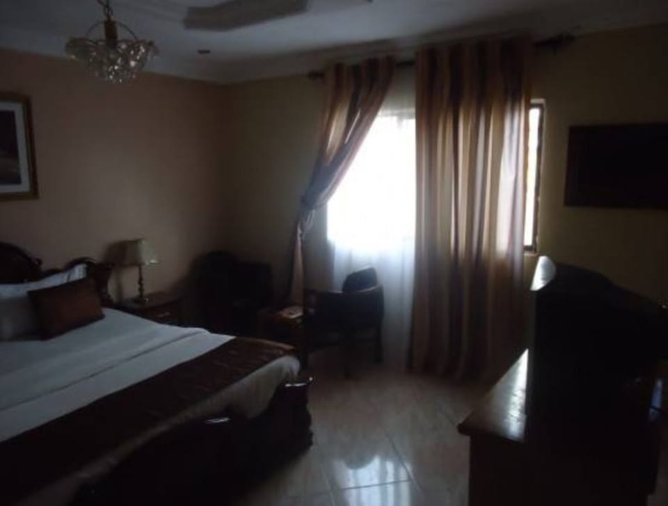 Comfort Studio Suite | Desk, blackout drapes, free WiFi, bed sheets