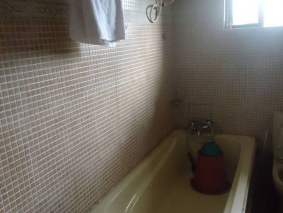 Basic Single Room | Bathroom | Combined shower/tub, free toiletries, towels, soap