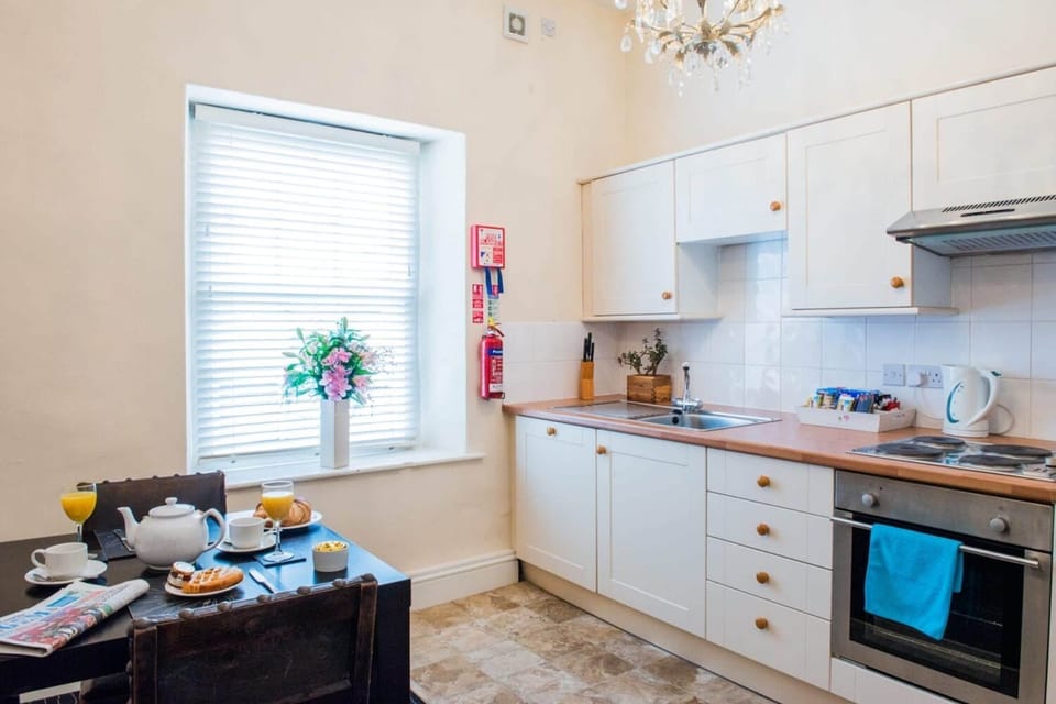 Apartment, 1 Bedroom | Private kitchen | Electric kettle