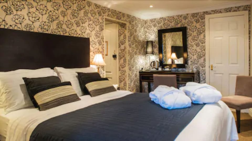 Desk, laptop workspace, iron/ironing board, free WiFi