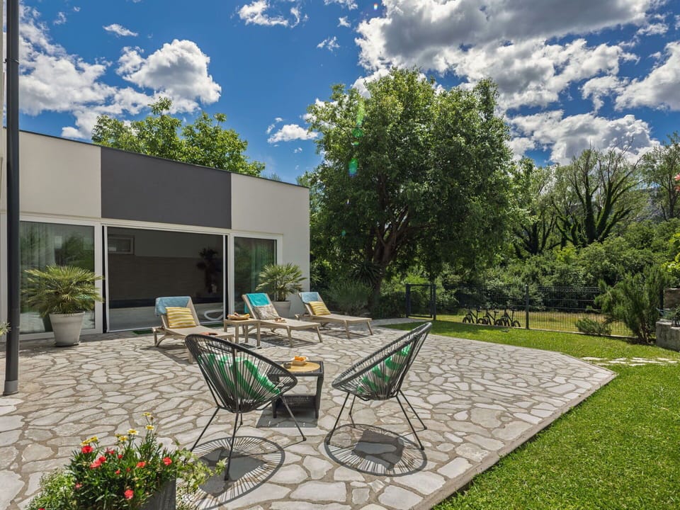 Garden, Shade, Furniture, Outdoor Furniture, Chair, Landscaping, Backyard, Lawn, Concrete, Yard