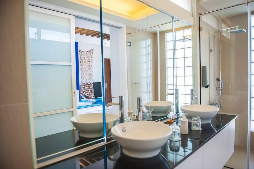 Quadruple Room | Bathroom | Shower, hair dryer, towels, soap