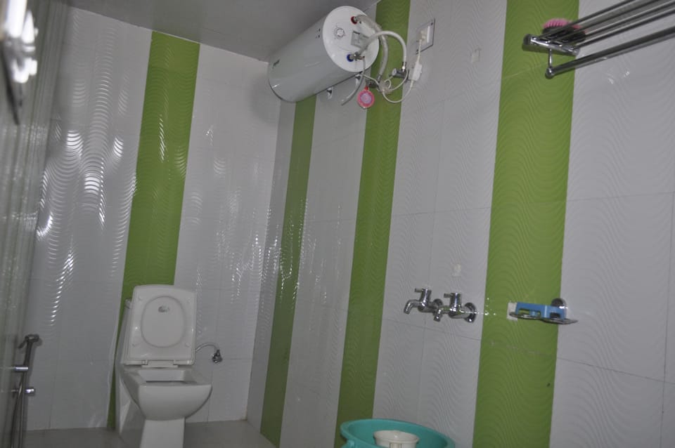 Deluxe Room, 1 Double Bed, Non Smoking, Hill View | Bathroom | Shower, free toiletries