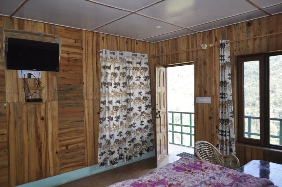 Deluxe Room, 1 Double Bed, Non Smoking, Hill View