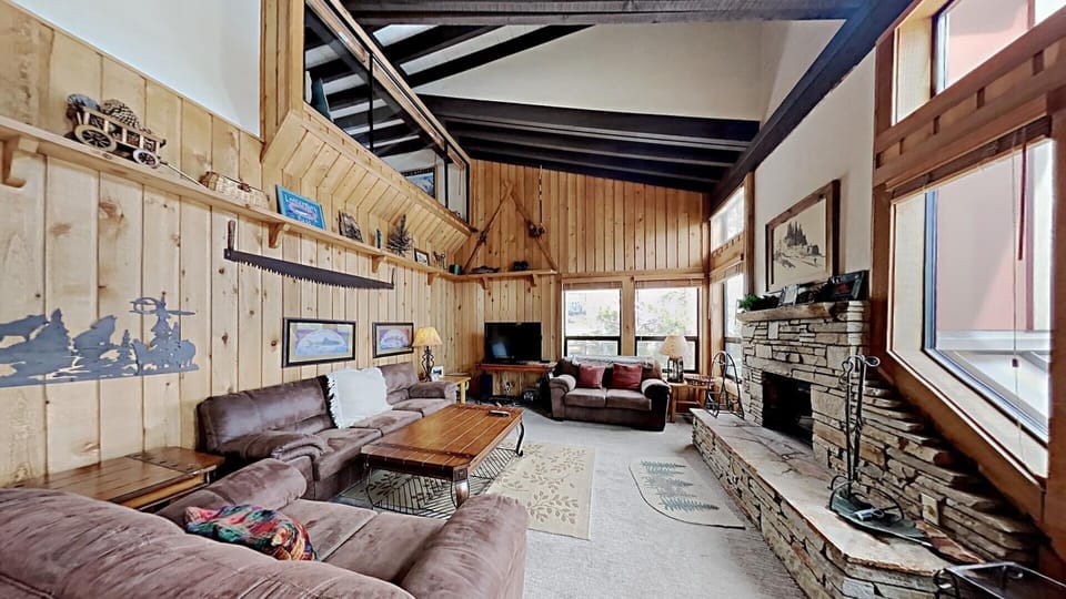 Condo, 4 Bedrooms | Living room | TV, fireplace