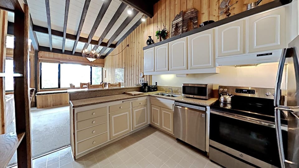 Condo, 4 Bedrooms | Private kitchen | Fridge, oven, coffee/tea maker, toaster