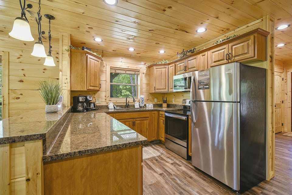 Cabin, 4 Bedrooms | Private kitchen | Fridge, microwave, oven, coffee/tea maker