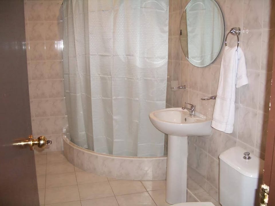 Basic Double Room | Bathroom | Shower, towels