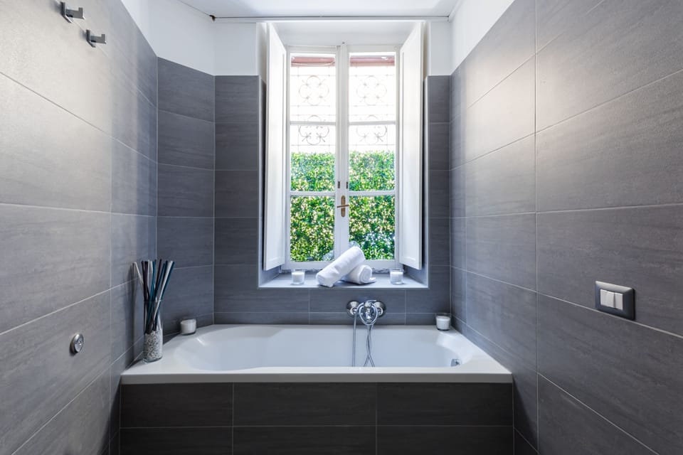 Apartment, 3 Bedrooms | Bathroom | Separate tub and shower, towels