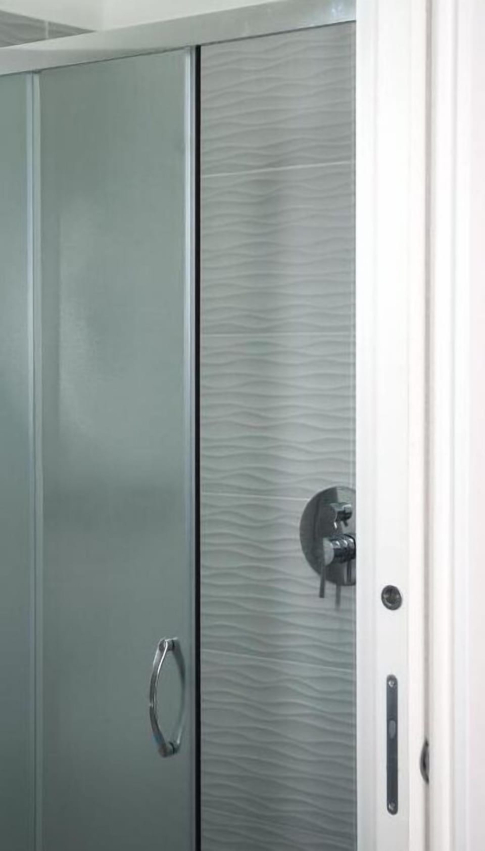 Shower, free toiletries, hair dryer, bidet