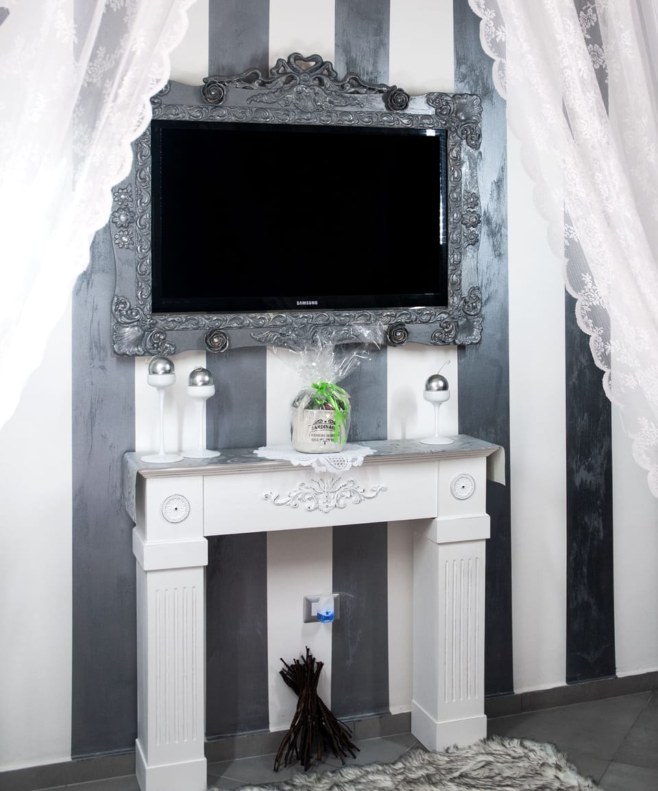 Deluxe Room | Television