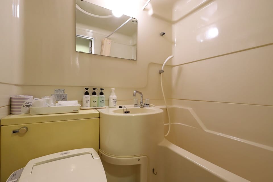 Combined shower/tub, deep soaking tub, hair dryer, slippers
