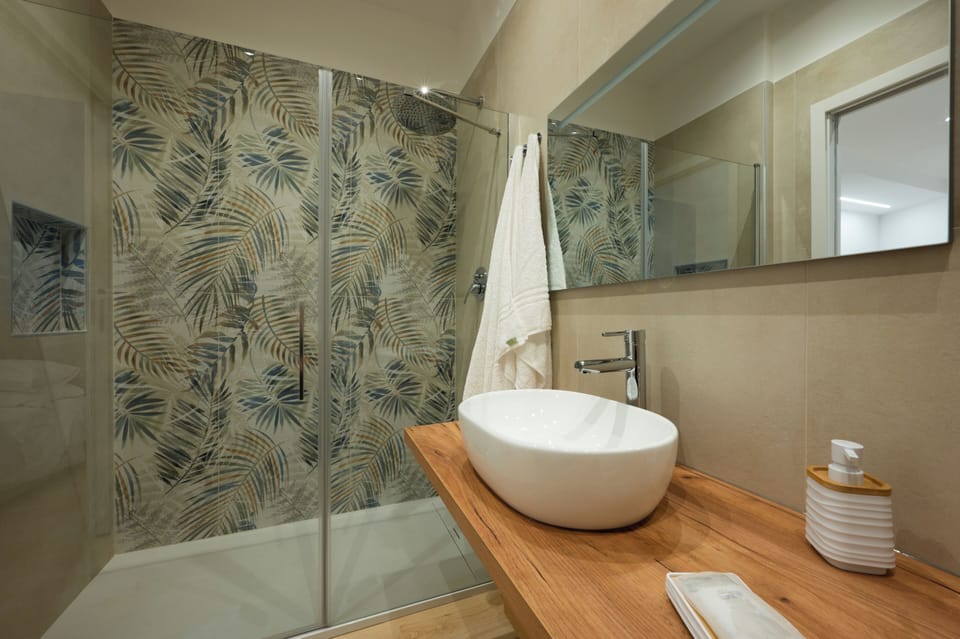Deluxe Room | Bathroom | Shower, rainfall showerhead, hair dryer, bidet